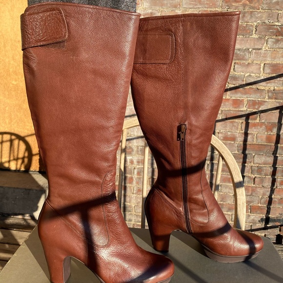 NEW IN BOX KENNETH COLE BROWN TALL BOOT 9/9.5 - Picture 9 of 11